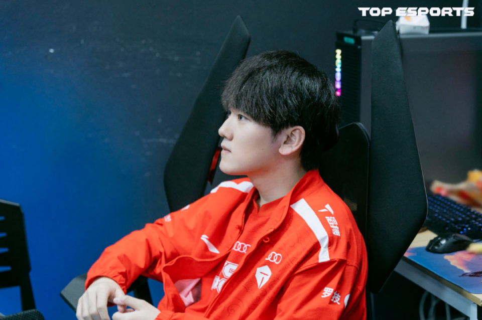 九游网页版-Uzi重返赛场，刷新纪录首场状态出色，TES观众沸腾！比赛高潮迭起-九游网页版